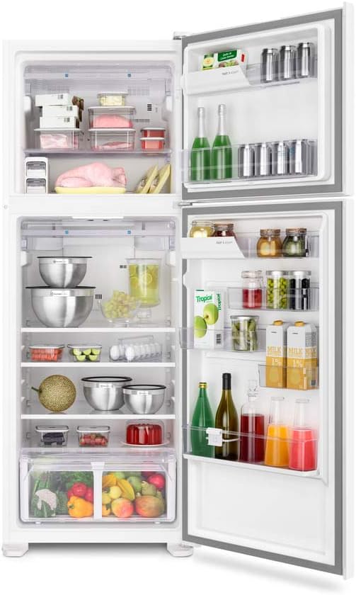 Geladeira branca top freezer Electrolux cheia de alimentos com portas abertas