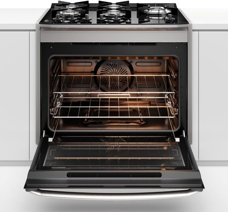 Forno do fogão Electrolux 5 bocas aberto com interior iluminado e ventilador