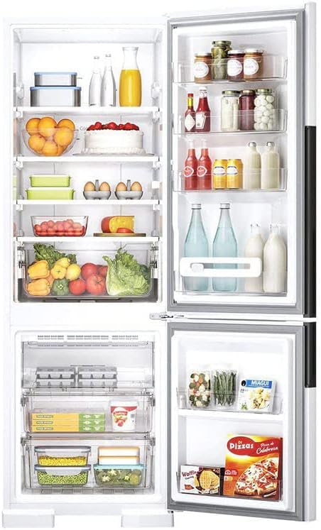 Interior do refrigerador Consul 397L branco aberto com alimentos organizados