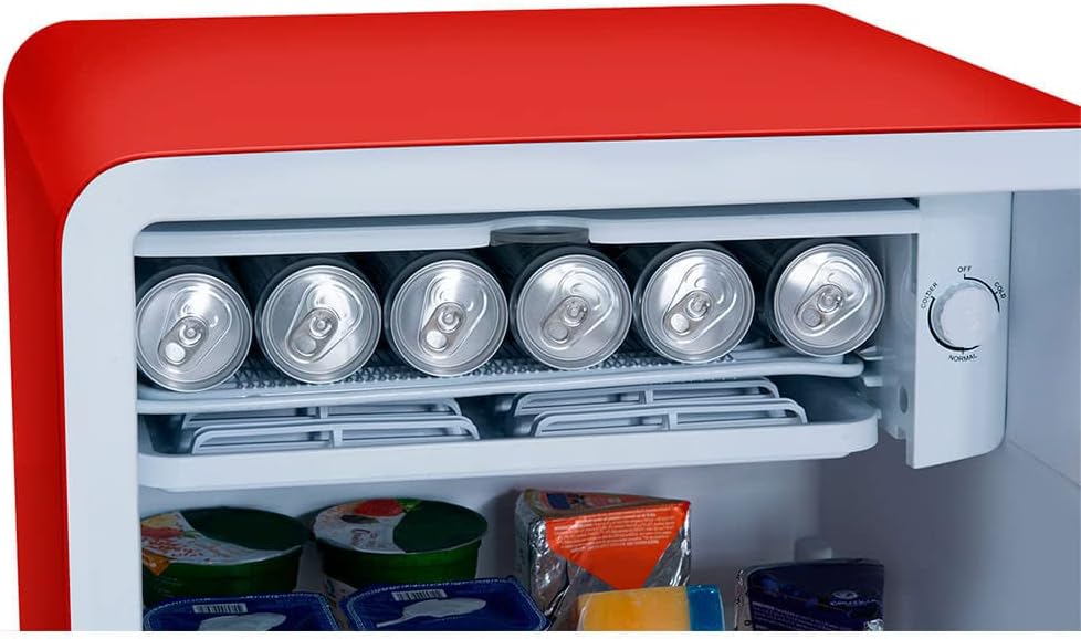 Detalhe da prateleira para latas e regulador temperatura do frigobar retrô Midea
