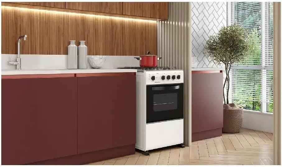 Fogão Esmaltec 4 Bocas Bali 4111 em cozinha moderna entre armários marrons
