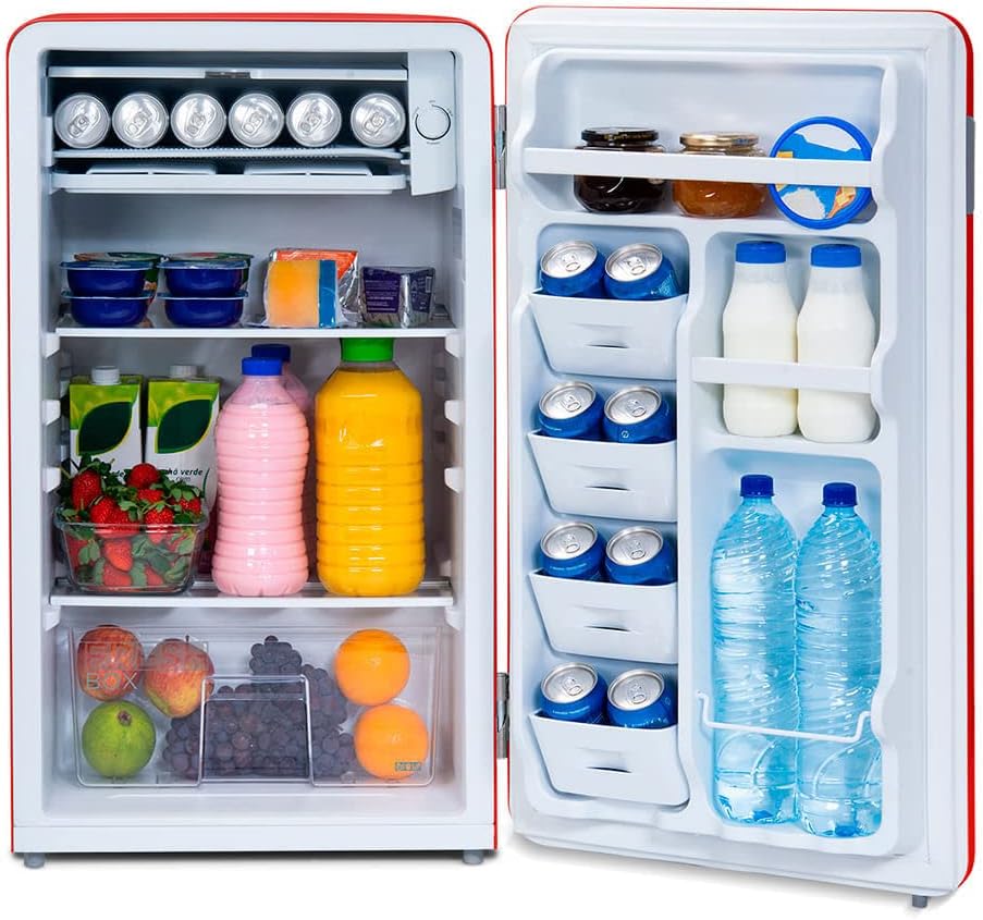 Interior do frigobar retrô vermelho rubi Midea aberto com alimentos e bebidas