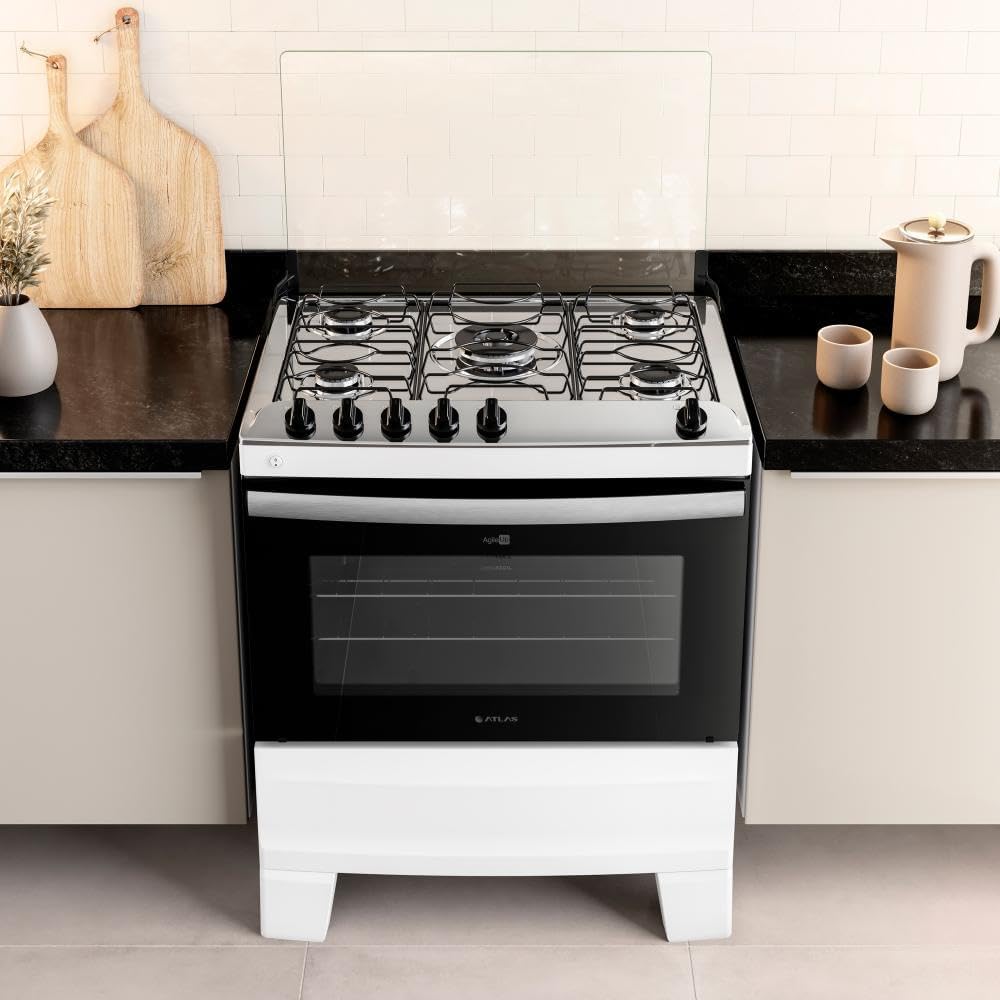 Fogão 5 bocas branco com mesa inox Atlas Agile Up em cozinha moderna