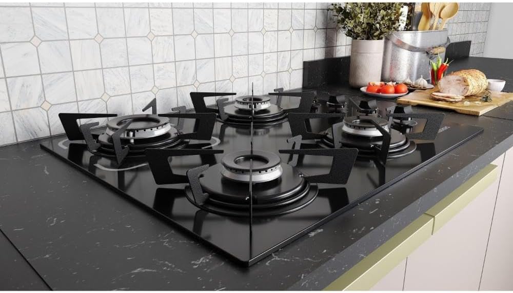 Cooktop Itatiaia Electra Glass 4 bocas instalado em bancada preta com decoração de cozinha