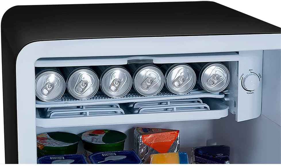 Detalhe interno superior do frigobar retrô Midea 95L com latas e controle de temperatura