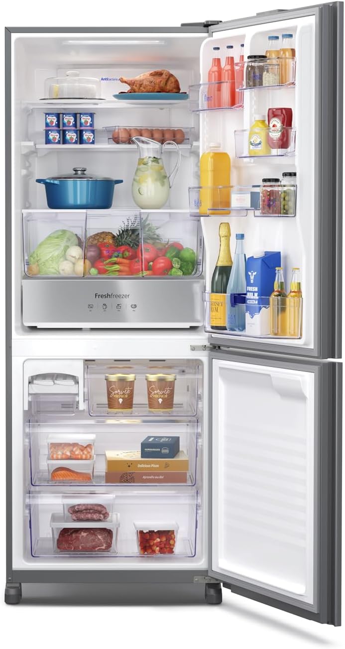 Interior da geladeira Panasonic BB65 Diamond Glass com portas abertas e alimentos organizados