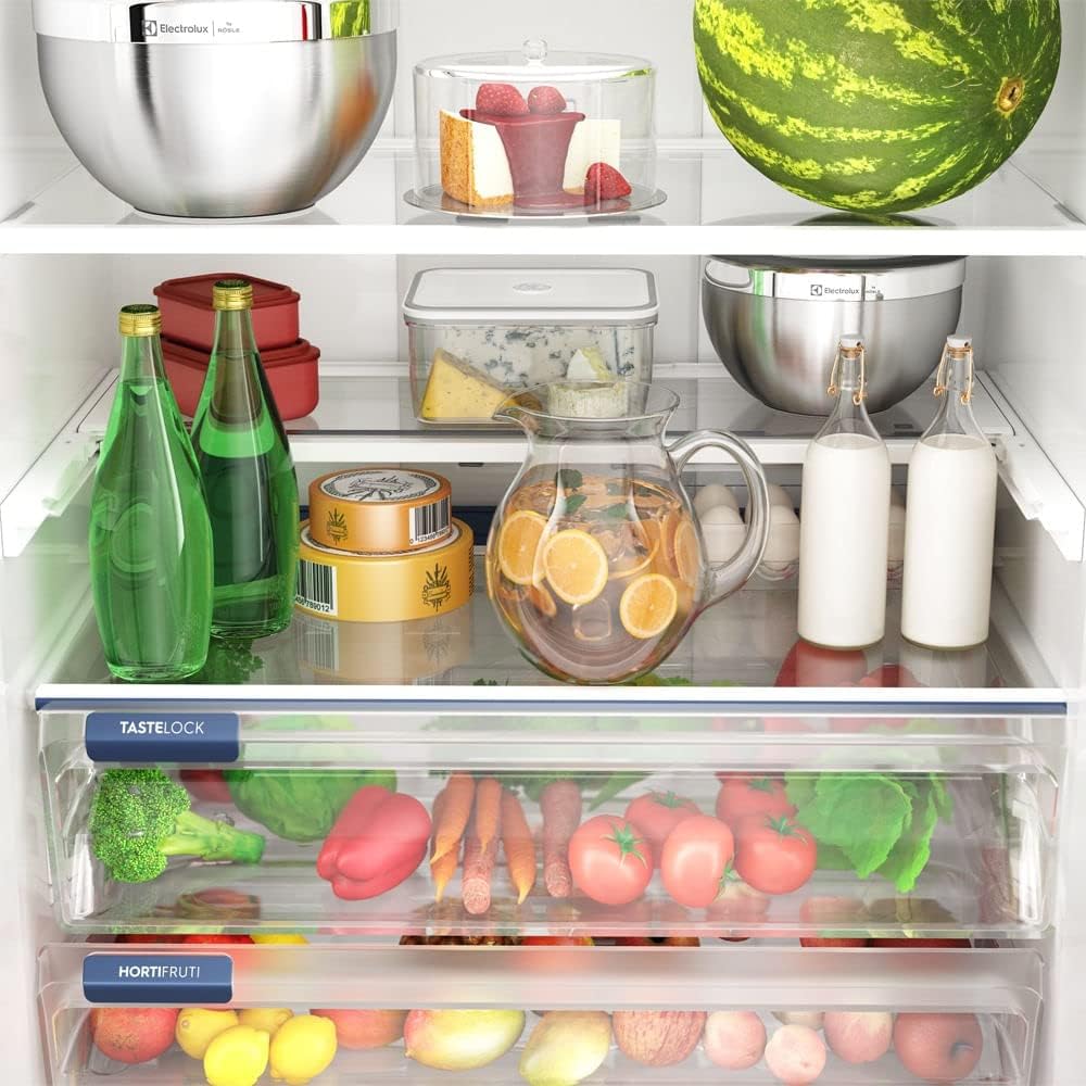 Close interior geladeira Electrolux Frost Free Inverter com organização de alimentos nas prateleiras