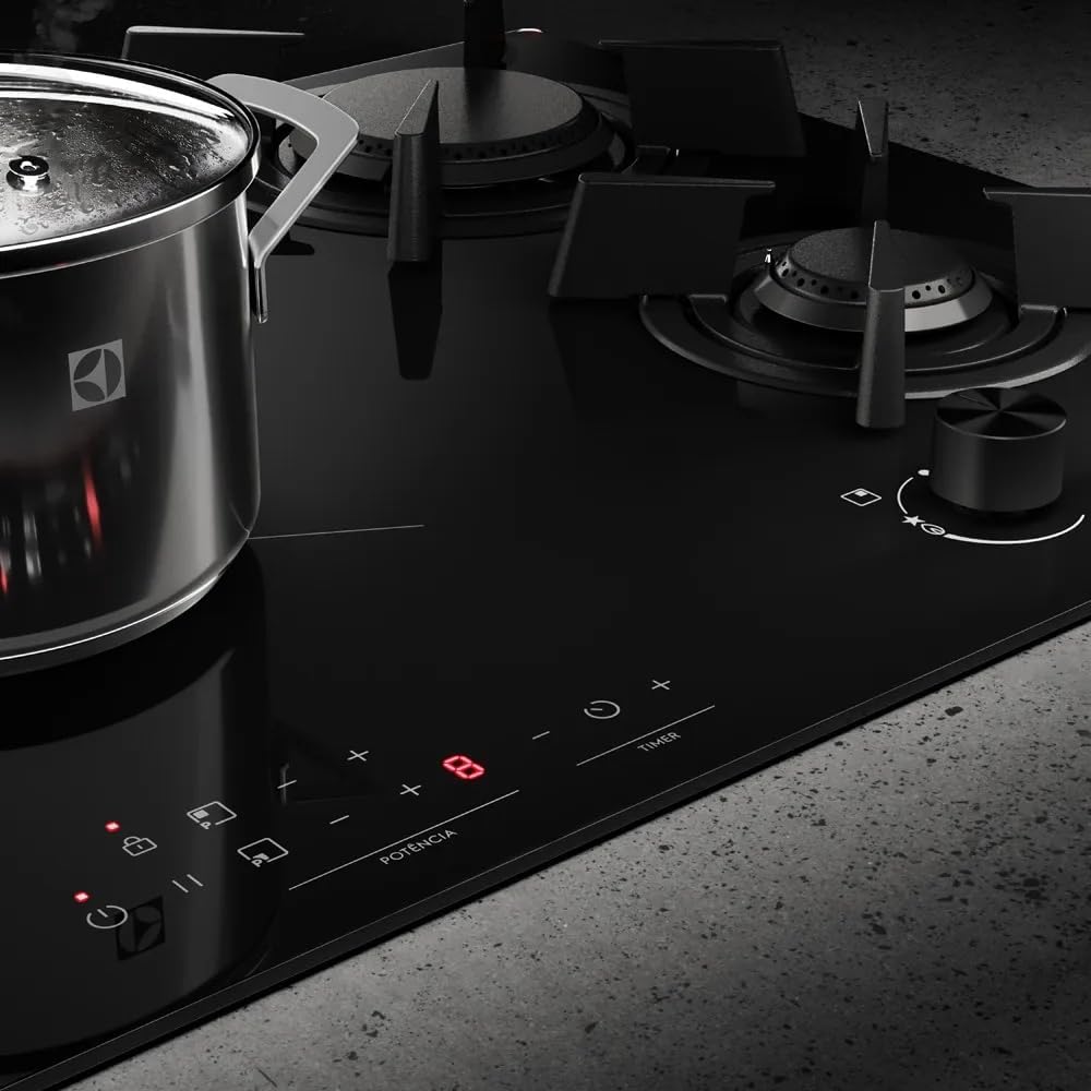 Cooktop Electrolux híbrido com panelas e painel digital ativo em bancada escura