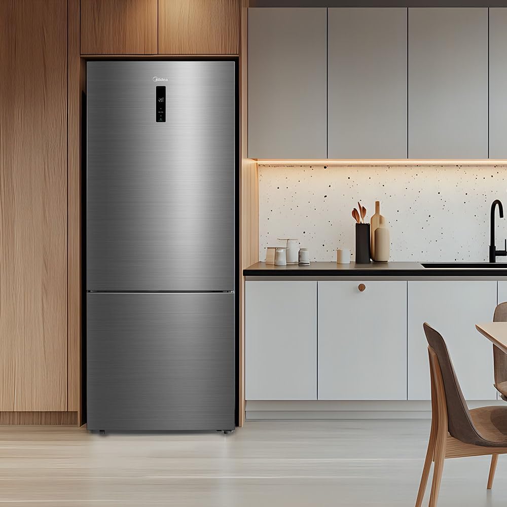 Geladeira Midea Inverse Frost Free 416L Inverter inox em cozinha moderna