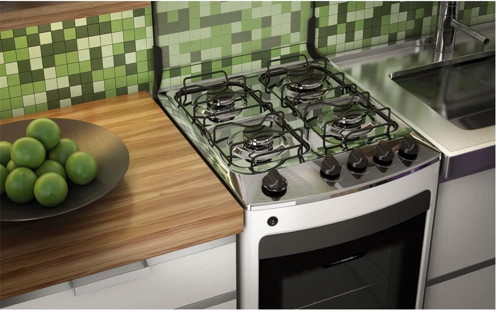 Fogão Consul 4 bocas branco com acendimento automático instalado em cozinha entre bancada de madeira e pia inox.