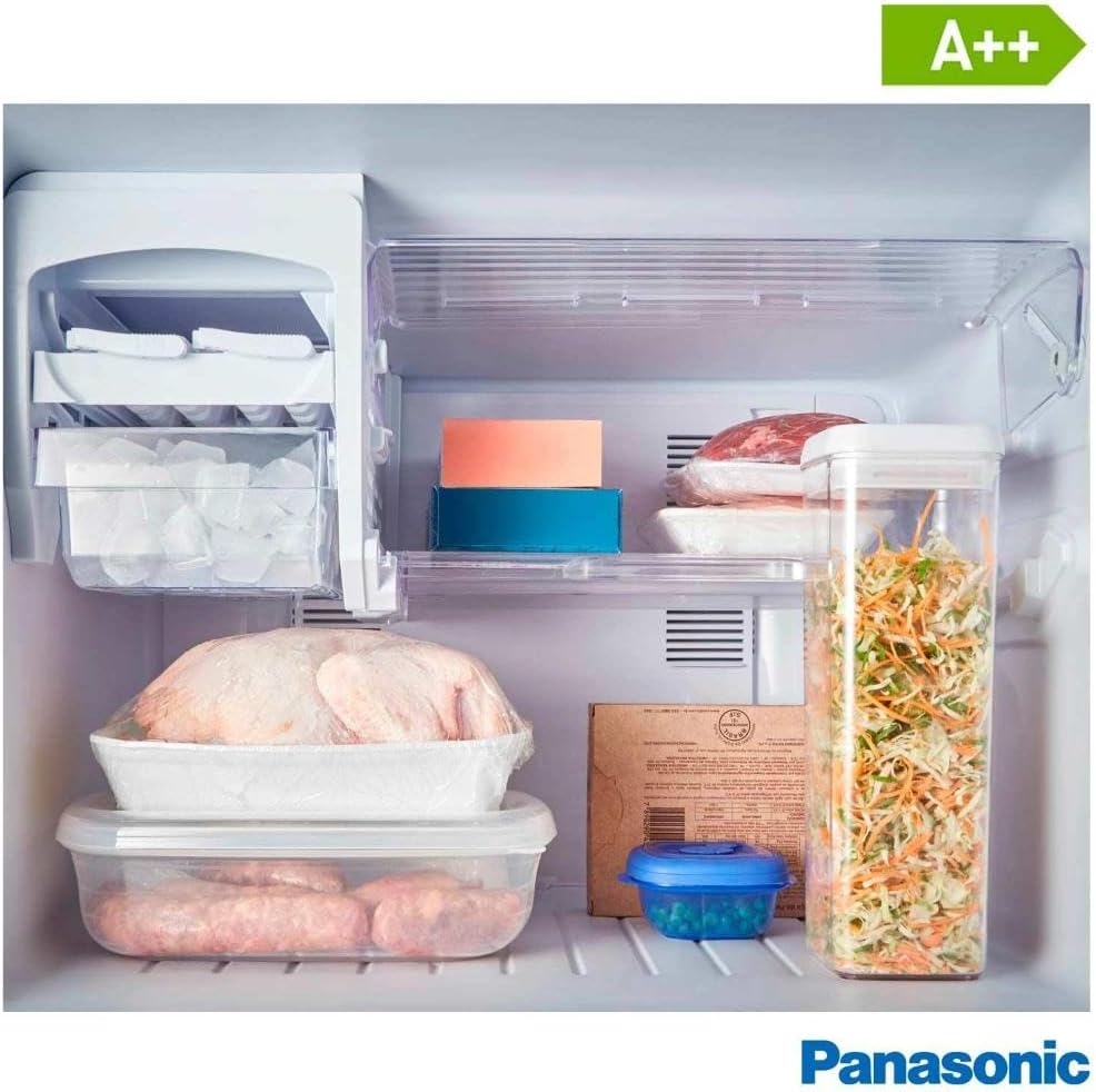 Interior do freezer da geladeira Panasonic com alimentos e selo A++