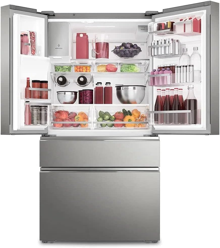 Interior iluminado da geladeira Electrolux inox 3 portas com alimentos diversos