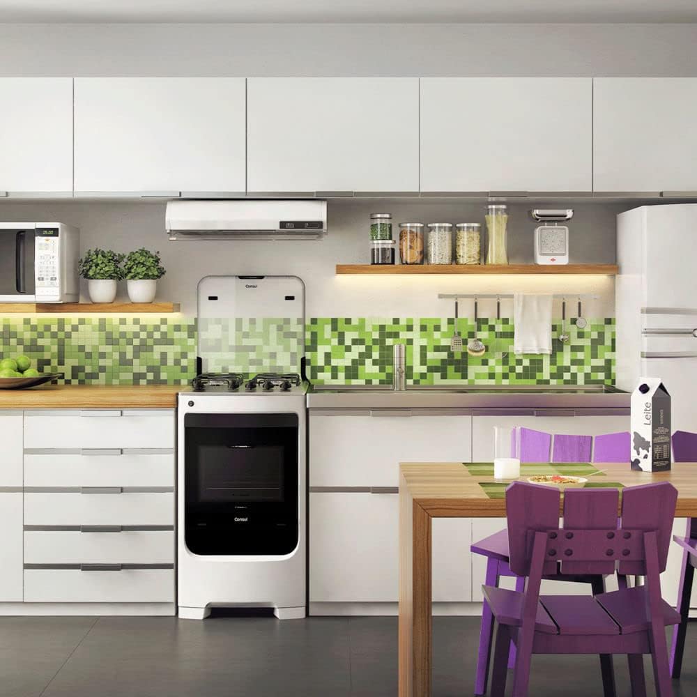 Fogão Consul 4 bocas branco instalado em cozinha moderna com decoração verde e roxa
