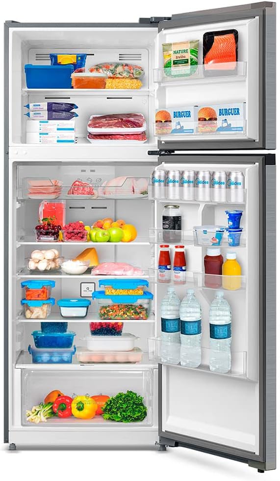 Interior da geladeira Frost Free Duplex 463L Midea inox cheio de alimentos e bebidas.