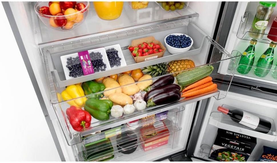 Frutas e verduras no interior da geladeira Brastemp French Door Frost Free