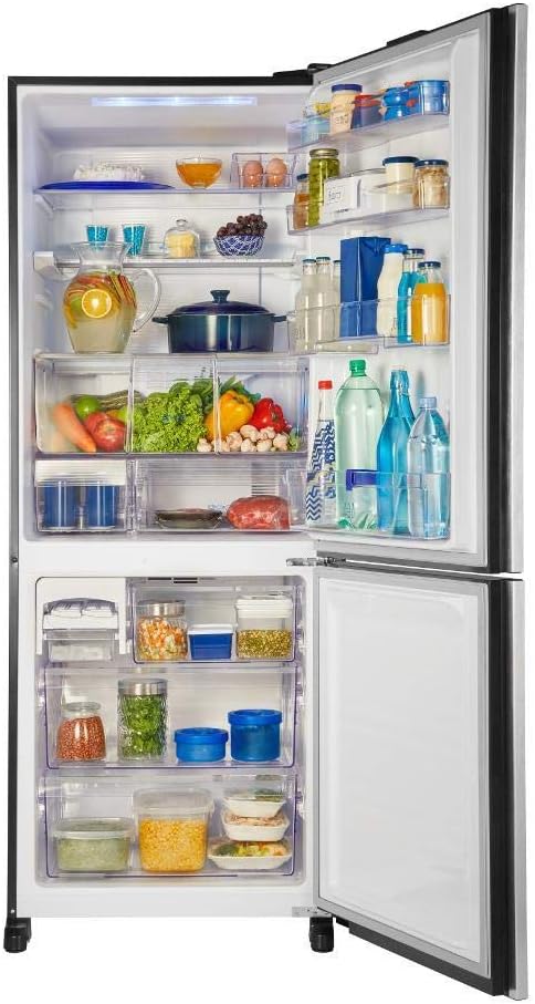 Interior da Geladeira Panasonic Frost Free 425L aberta com alimentos e iluminação interna
