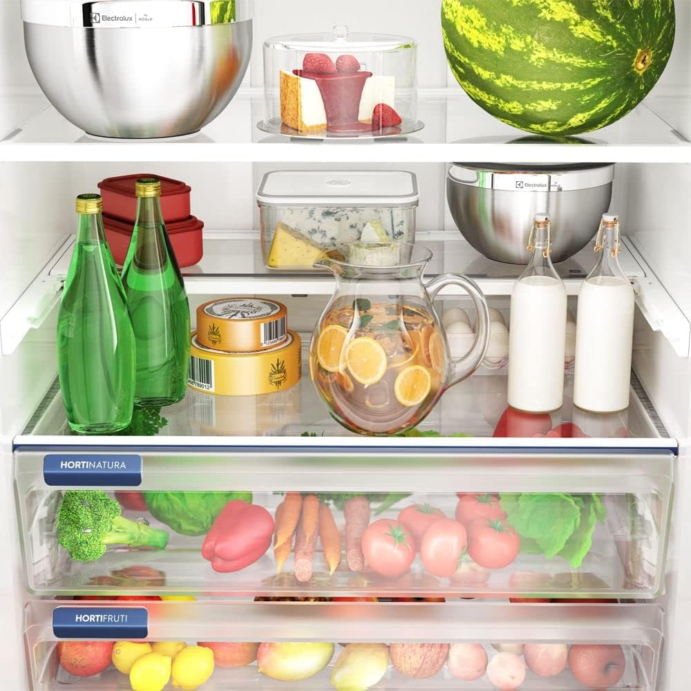 Detalhe das prateleiras internas da geladeira Electrolux Multidoor Efficient com frutas, verduras e bebidas