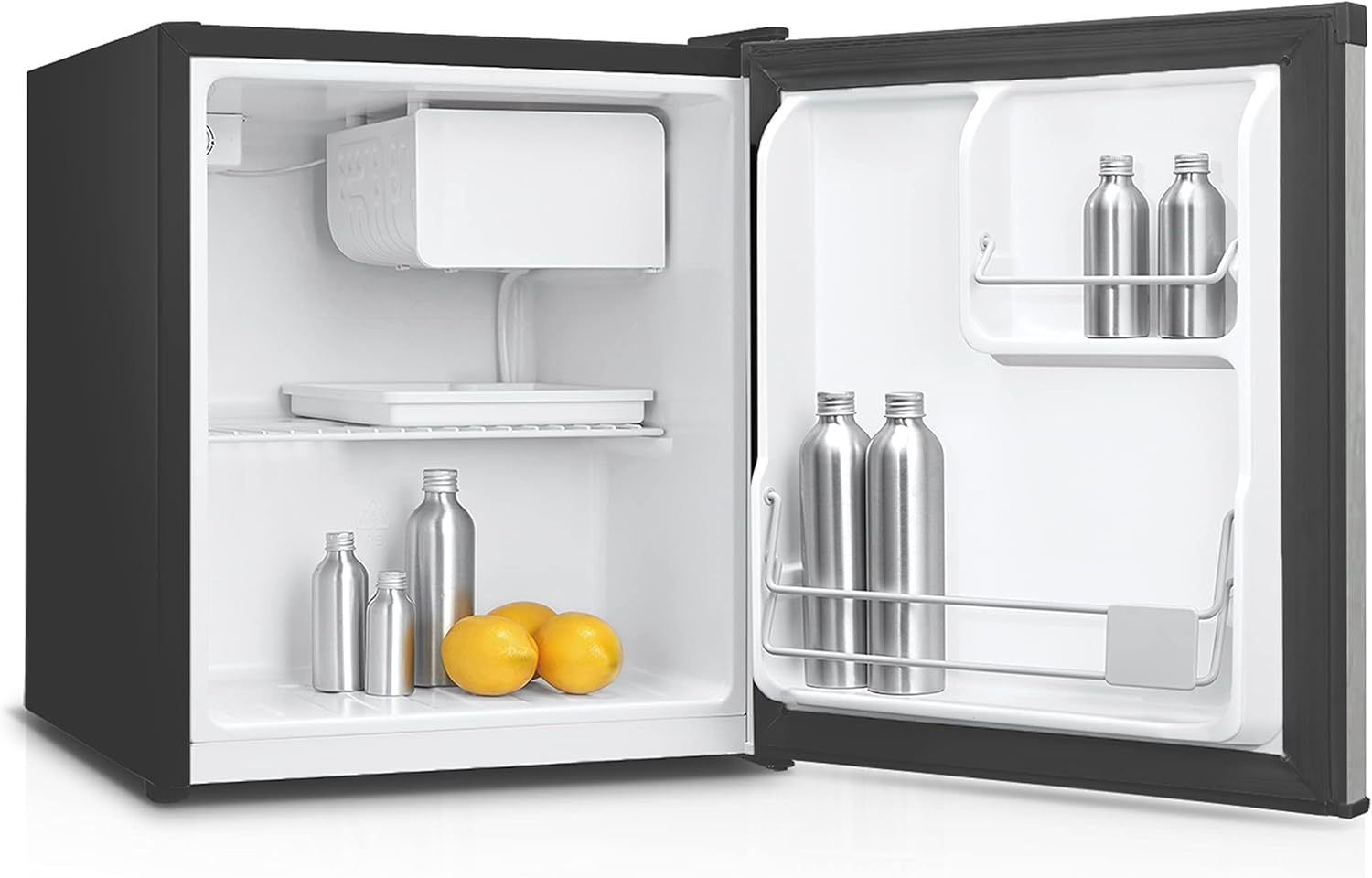 Interior do frigobar Philco PFG50P aberto com bebidas e frutas