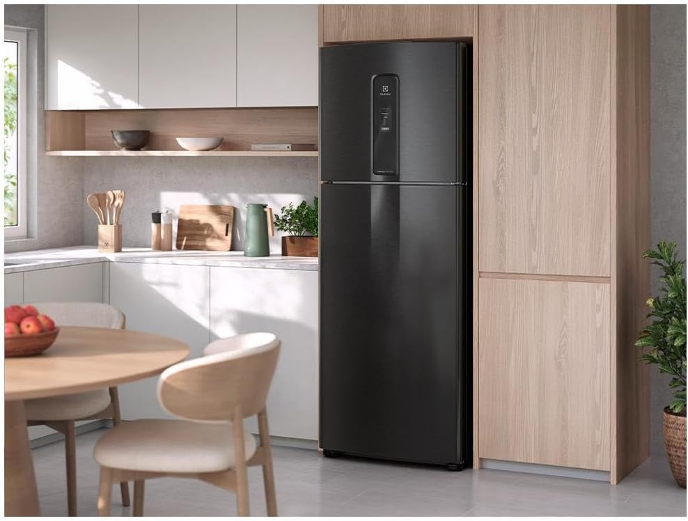 Geladeira Electrolux Frost Free Inverter 480L Black Inox Look em cozinha moderna clara