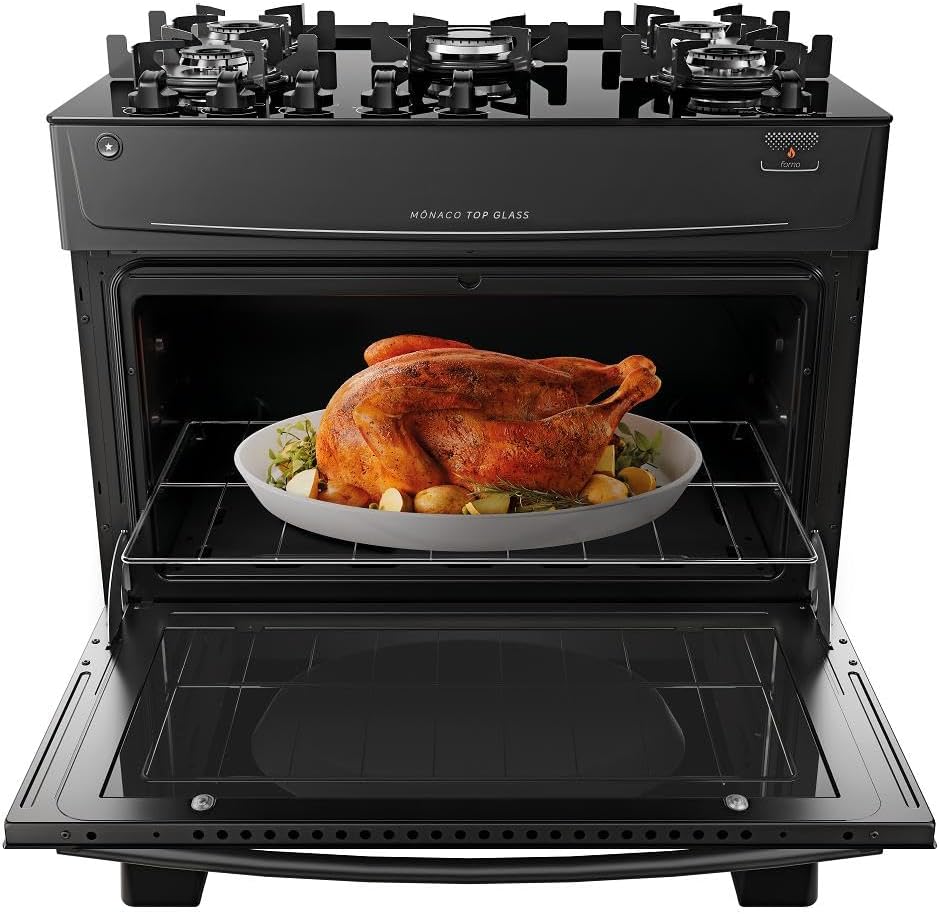 Fogão preto Atlas 5 bocas Mônaco Top Glass forno aberto com frango assado e legumes dentro