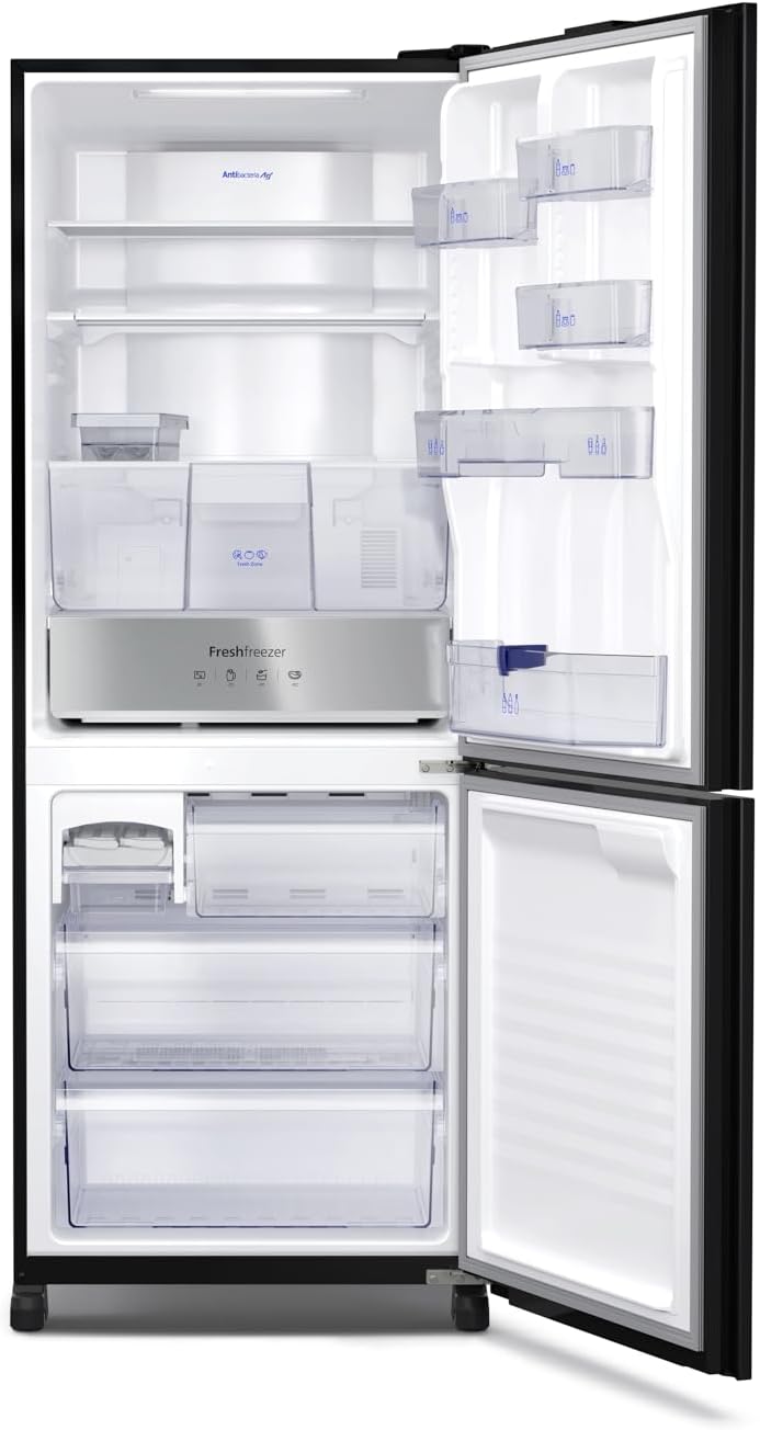 Interior vazio da geladeira Panasonic BB65 vidro preto inverter Frost Free aberto