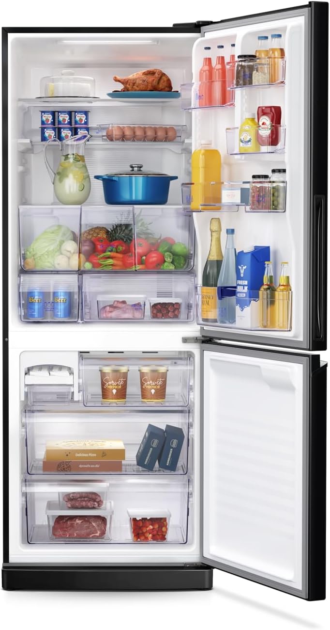 Interior da geladeira Panasonic BB64 Black Inox com portas abertas mostrando compartimentos e alimentos