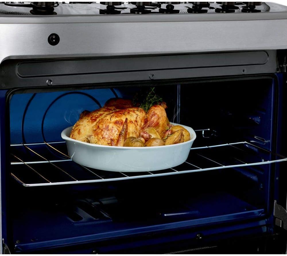 Forno do fogão Consul inox com frango assando e interior azul