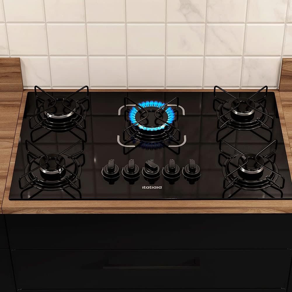 Close cooktop Essencial 5 bocas preto com chama azul e bancada em madeira clara