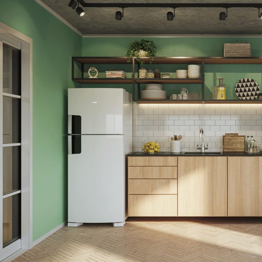 Geladeira Consul Frost Free Duplex branca 410 litros em cozinha moderna com parede verde e armários de madeira