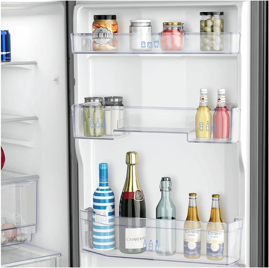 Compartimentos na porta interna da geladeira Panasonic vidro preto com bebidas armazenadas