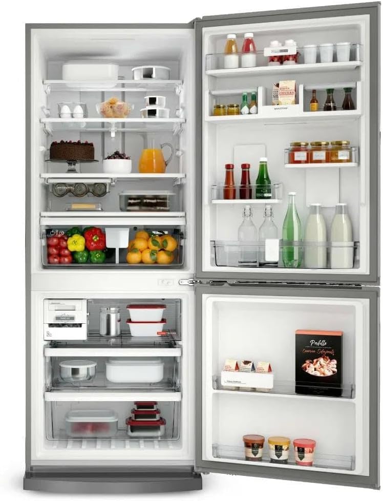 Interior geladeira Brastemp Inverse 2 portas com prateleiras e alimentos
