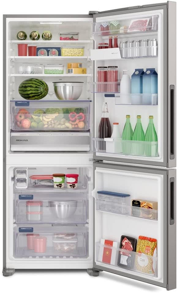 Geladeira Electrolux Frost Free Inverter 488L inox interior com alimentos organizados