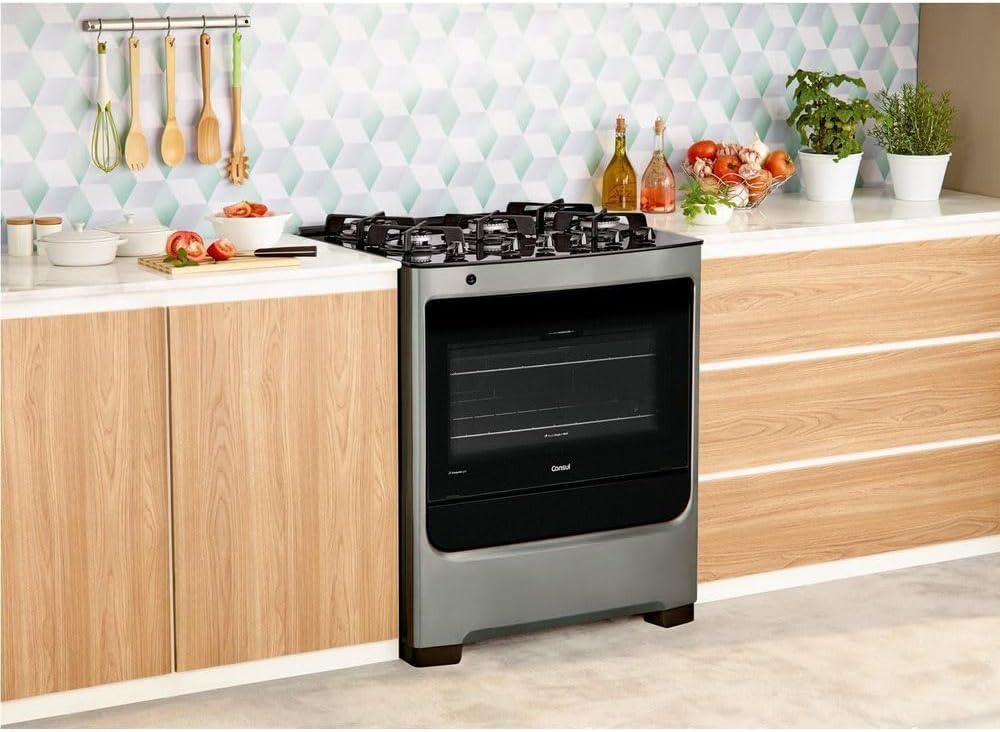Fogão Consul 5 bocas inox com mesa vidro e grade ferro fundido instalado em cozinha moderna