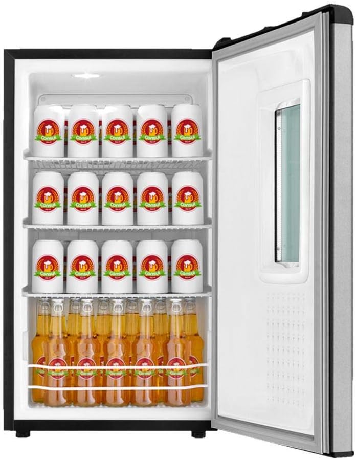 Interior da cervejeira Consul Titanium com latas e garrafas de cerveja organizadas