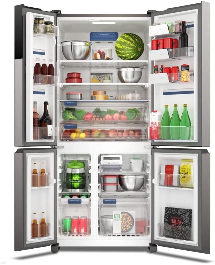 Interior geladeira Electrolux Frost Free Inverter 4 portas com alimentos variados e bebidas