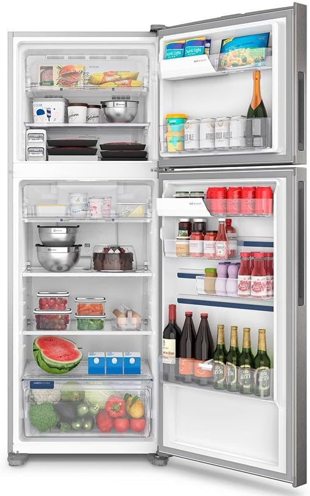 Interior da Geladeira Electrolux Frost Free Inverter 480L inox aberta com alimentos organizados