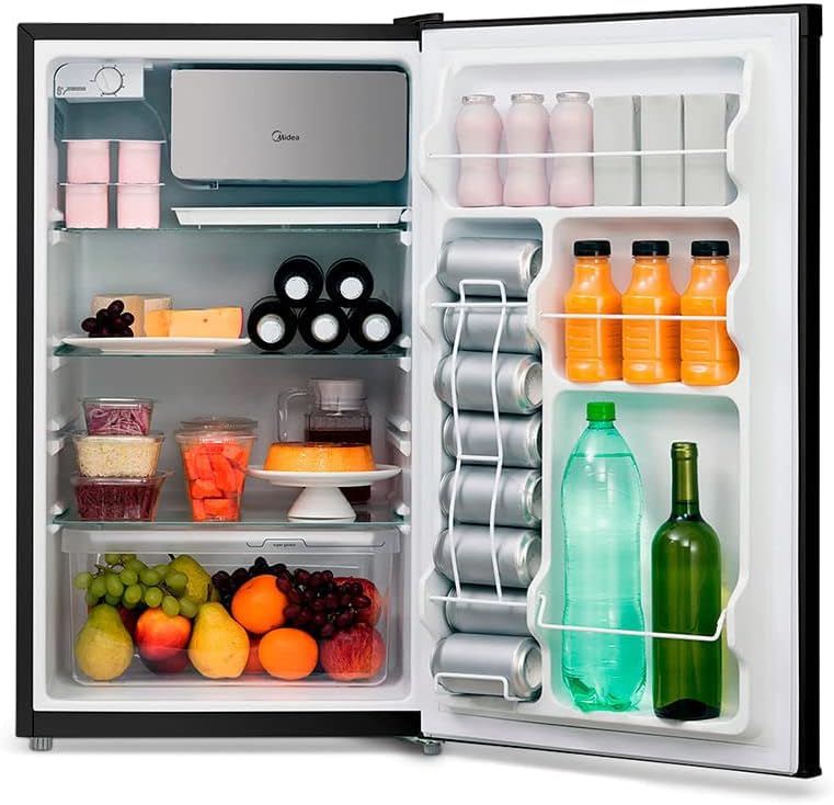 Interior aberto do frigobar Midea Black Edition mostrando armazenamento de alimentos e bebidas
