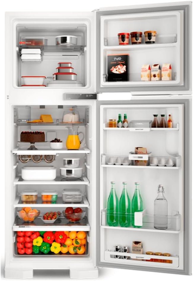 Geladeira Brastemp Frost Free Duplex aberta com alimentos organizados nas prateleiras e freezer