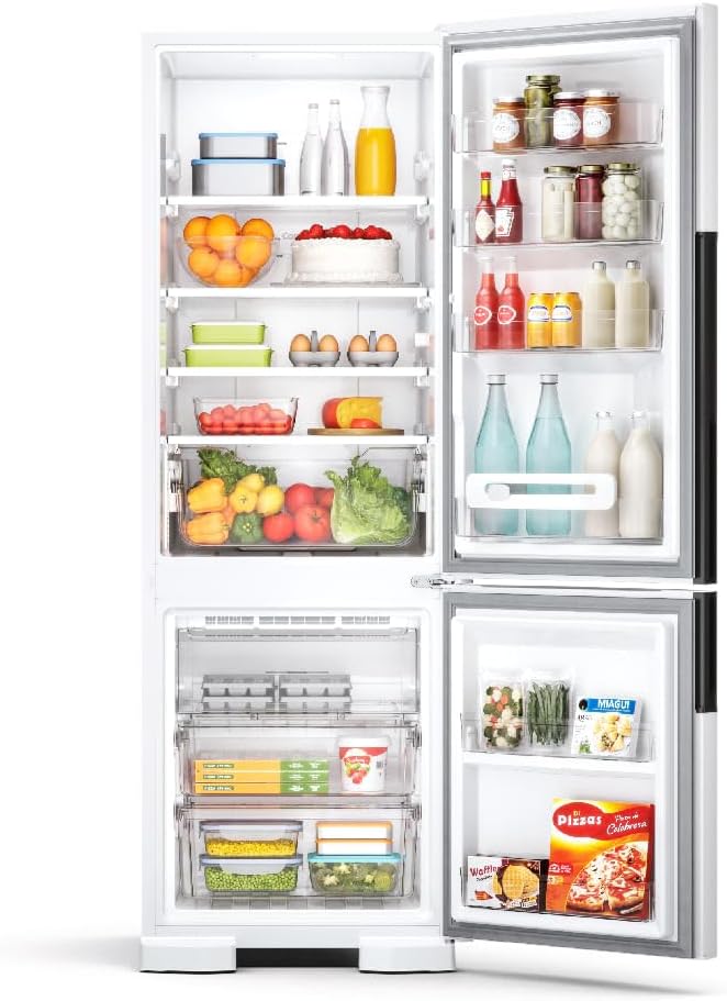 Interior aberto da geladeira Consul Frost Free Duplex 397 litros, com alimentos organizados nas prateleiras e freezer.