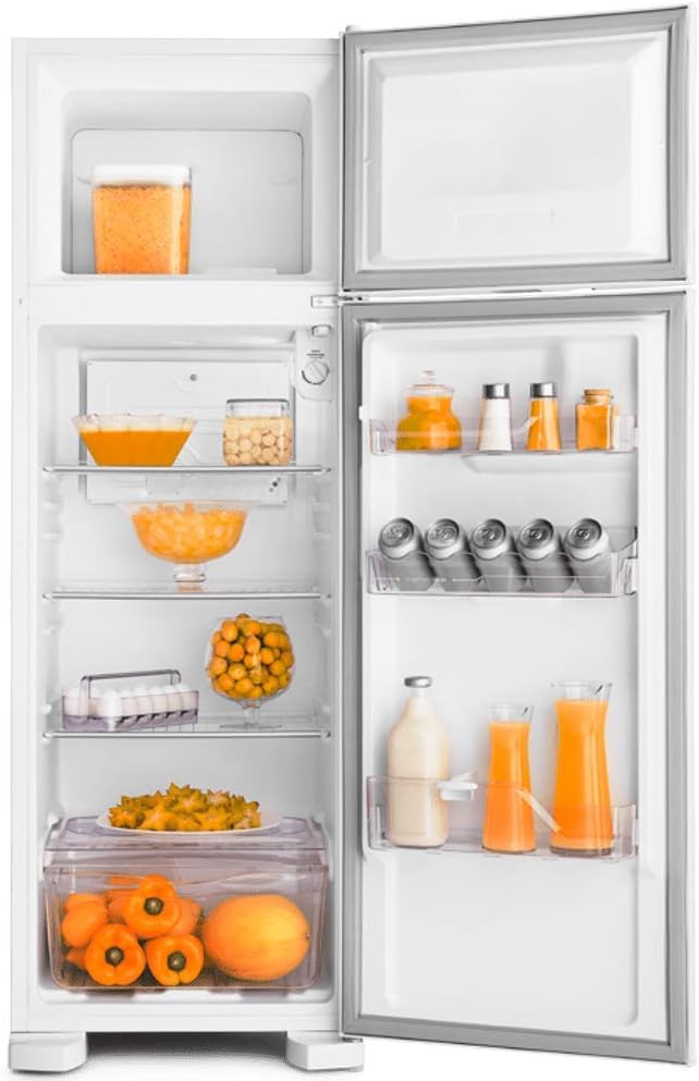 Geladeira Electrolux Cycle Defrost 260L branca aberta com alimentos nas prateleiras e nas portas