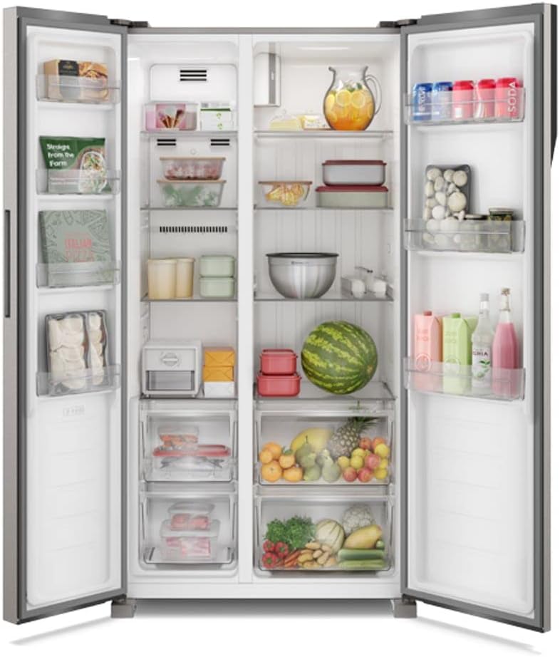 Geladeira Electrolux Side by Side aberta com alimentos variados interior