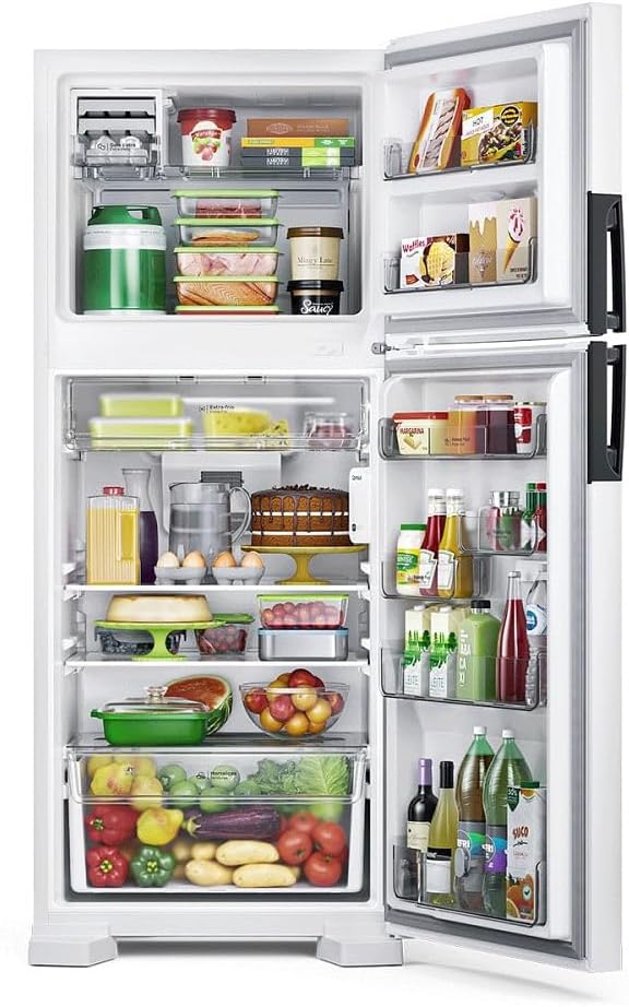 Geladeira Consul Frost Free com portas abertas cheia de alimentos e bebidas organizados em prateleiras e portas.