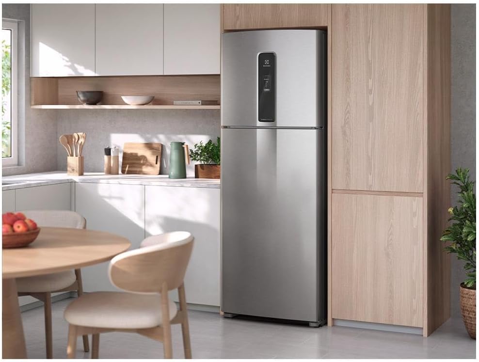 Geladeira Electrolux Frost Free Inverter 480L inox em cozinha moderna integrada entre armários claros