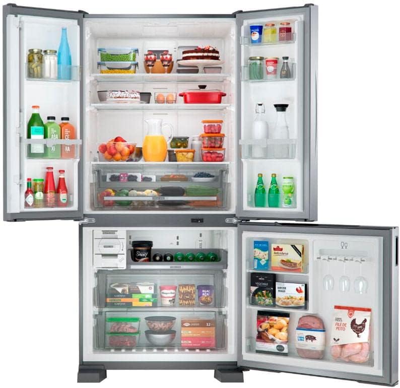 Interior da geladeira Brastemp French Door Frost Free com alimentos e freezer aberto