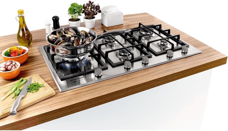 Cooktop Brastemp Gourmand inox 5 bocas instalado em bancada com panela e utensílios