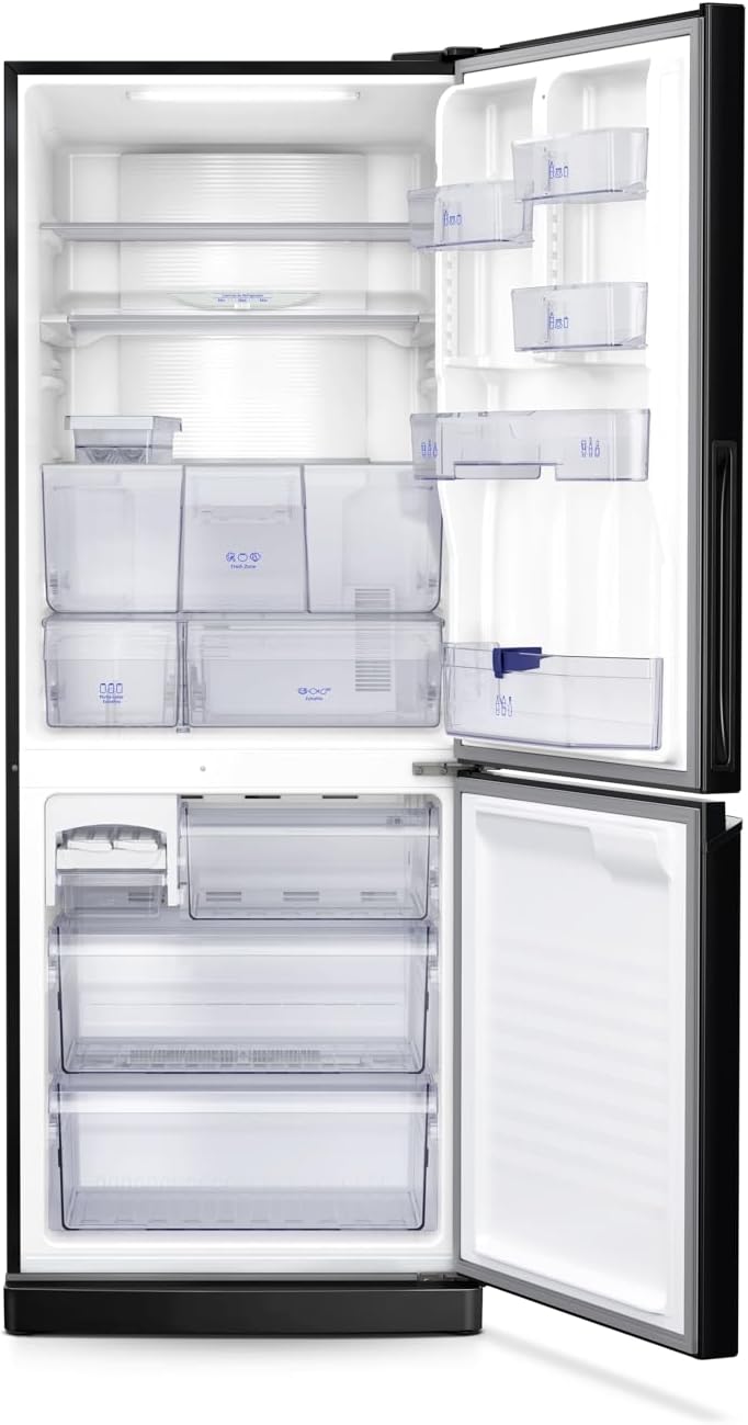 Interior vazio da geladeira Panasonic BB64 Black Inox com portas abertas e prateleiras transparentes