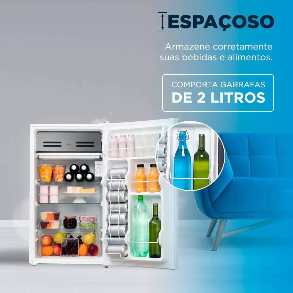 Frigobar Midea 93L aberto com texto destacando capacidade para garrafas de 2 litros