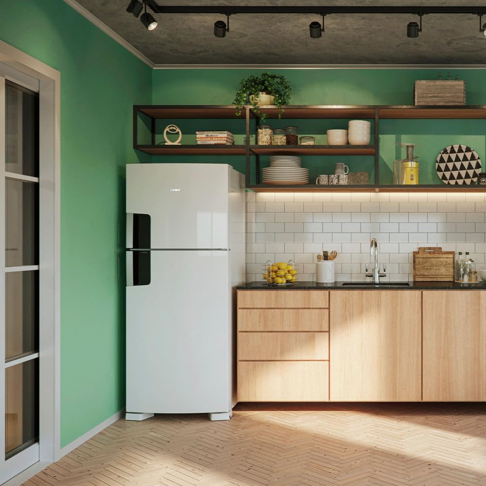 Geladeira Consul Frost Free Duplex branca em cozinha moderna com parede verde.