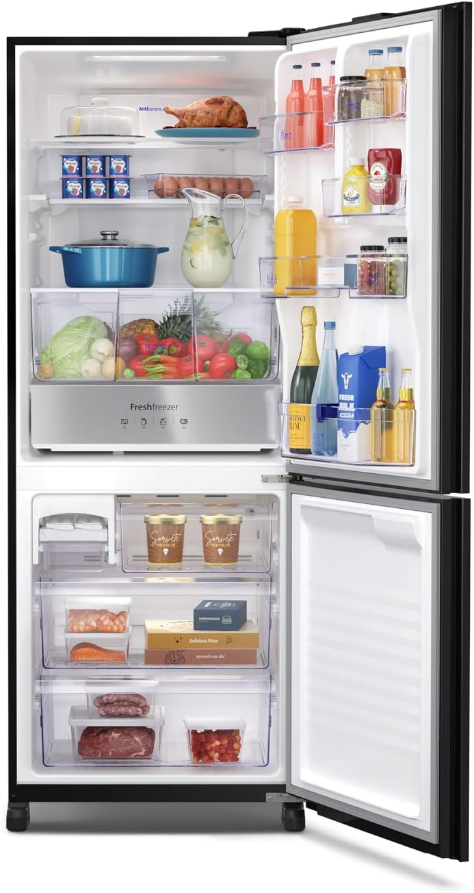 Interior da geladeira Panasonic BB65 vidro preto com alimentos e freezer aberto
