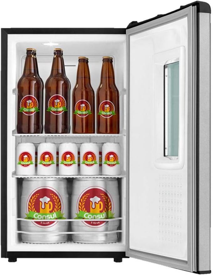 Interior da cervejeira Consul Titanium com bebidas em garrafas e latas organizadas